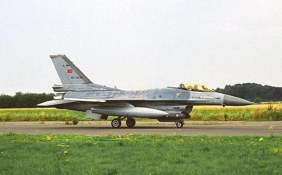 土耳其空军的F-16,注意这架飞机是具备较强昼夜全天候对地攻击能力的F-16BLOCK40