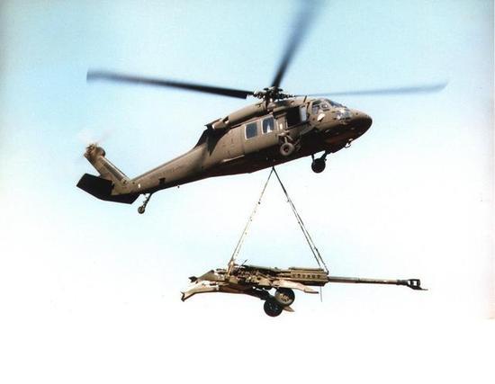 UH-60“黑鹰”直升机吊挂M777转运阵地
