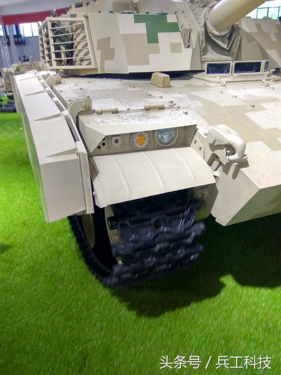图注:VT-5很看重车体侧面防护,从这个角度可以看到侧裙板非常厚