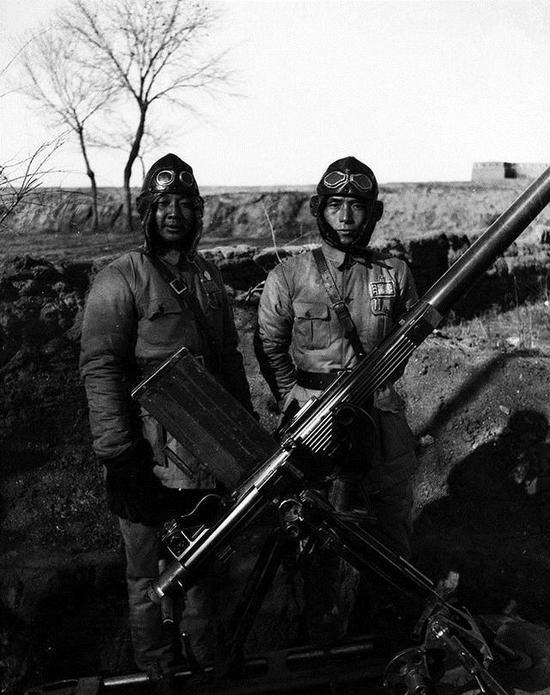 图片:1936年12月,绥远抗战前线,晋绥军的厄利空20毫米高射炮。