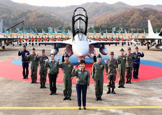 韩国总统朴槿惠为出口FA-50打气