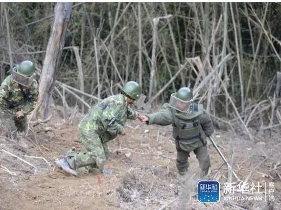 现场,不时搜出炮弹、手雷、手榴弹、地雷,各种爆炸物,各种类型的子弹。