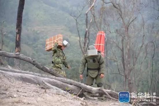 排雷队员连接电雷管,将以爆破的方式开辟排雷通道。