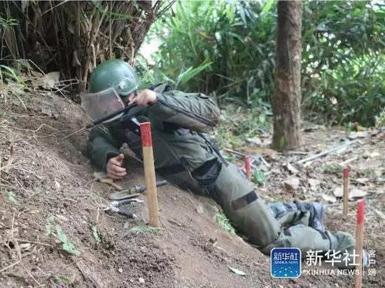 一名搜排队员拿出专业工具,检查爆炸物周围情况没有异常后,小心翼翼操作,对地雷、爆炸物进行拆除。