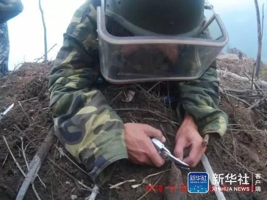 战士正在拆除一枚刚搜出来的地雷,这不是拍电影,也不是演习,唯有致敬。