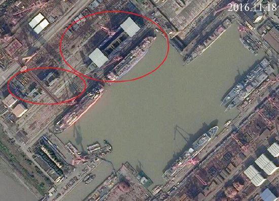 近期网络曝光的卫星图可见1号2号舰位置及船台上临时搭建的施工顶棚