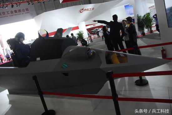 图注:从前面看先进座舱控制显示系统的全貌