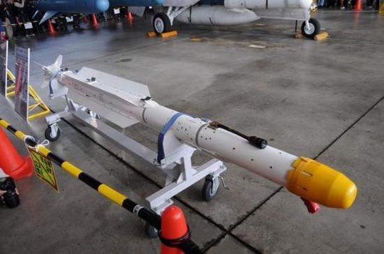 图片:日本AAM-5近距离格斗导弹,采用长边条设计,与中国PL-10E空空导弹外形几乎一样。