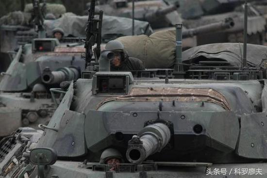 图片:土耳其陆军豹IA1A1坦克,从图上看出,该坦克也使用了中空的间隔装甲。