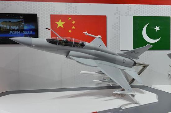 图片:珠海航展上展示的双座“枭龙”战斗教练机模型,具有和单座战斗型一样的作战能力。