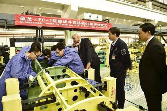 图片:双座型“枭龙”战斗教练机开铆仪式。