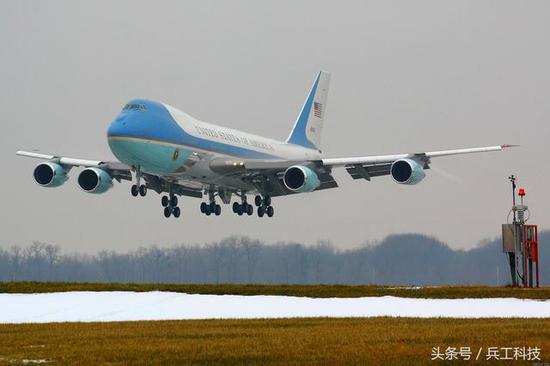 图注:特朗普此前曾对波音公司的”空军一号“发难,指责其价格太高