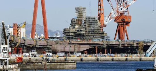 国产航母正在拆除脚手架准备下水