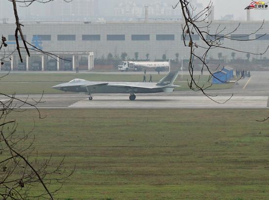 除却“78271”以外,“78274”编号的出现更让军迷猜想到底有几架J-20已经服役