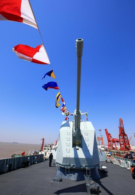 中国海军新型130毫米舰炮