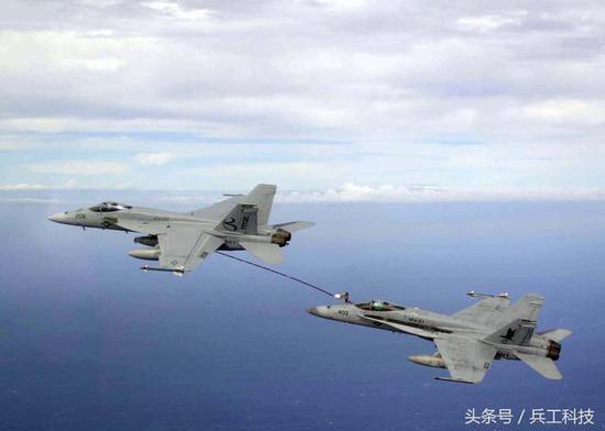 图注:美国海军F-18舰载机正进行伙伴加油