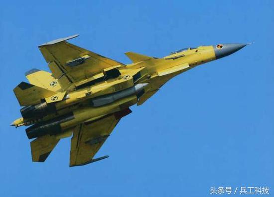 图注:歼-15战斗机挂载伙伴加油吊舱
