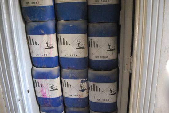 标称为UN 3082的危险化学品在隔间里被整齐码放