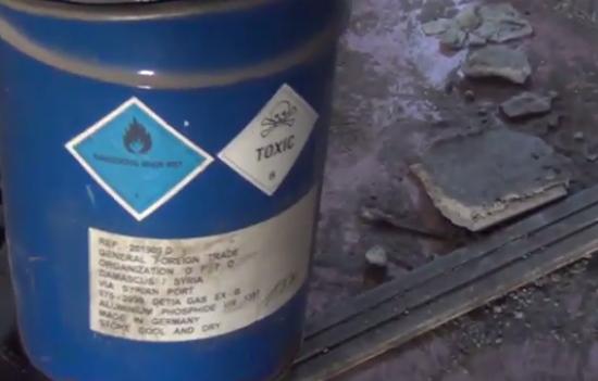 同时发现了其他装有化学品的桶罐,这个上面标有“Toxic”(有毒)字样