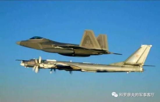 图片:F22携带副油箱在阿拉斯加拦截俄罗斯的图95MS轰炸机。