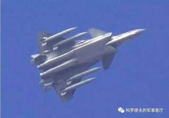 说到这里,大家对于歼20外挂副油箱应该很好理解了。