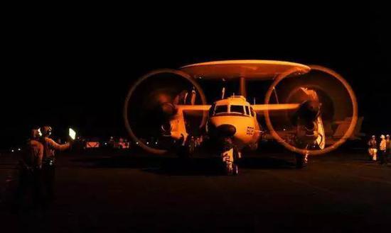 美军航母上夜间训练的E-2D型“先进鹰眼”空中预警机