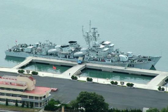 中国海军543“丹东”号护卫舰,属053H1型,满载排水量仅1960吨,最大航速约25节