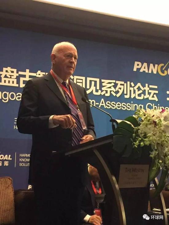 白邦瑞上午在论坛上。