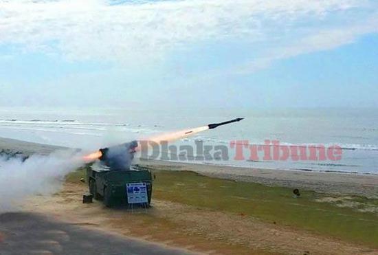 图为孟加拉国试射FM-90型地空导弹