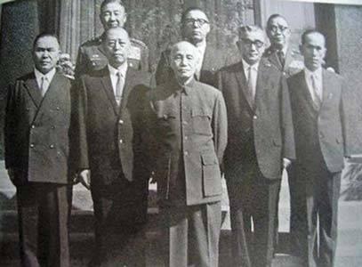 与蒋介石合影的旧日军军官富田直亮(前排右二)资料图