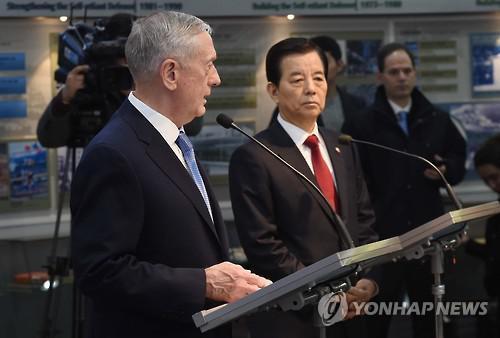 2月3日上午,在韩国国防部,美国防长马蒂斯在与韩国防长韩民求(右)会谈前发言。