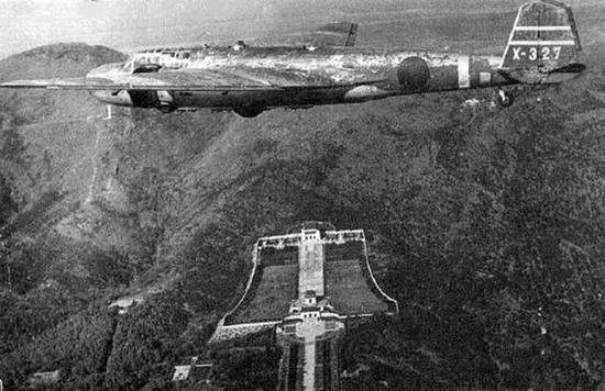图片:南京中山陵上空飞行的日本海军航空队96陆攻(陆基轰炸机)。