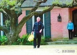 最近一次看到小树丛总统是在特朗普的就职典礼上,一个塑料雨披就能抢镜↓↓这样的逗比体质,也是没sei了。。。