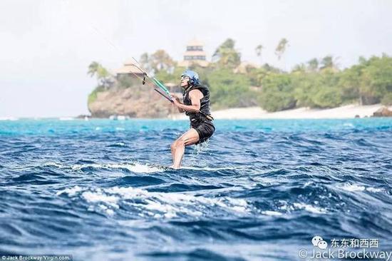 最近被拍到全家去加勒比海的Necker岛度假,这岛隔着屏幕都觉得爽翻了↓↓