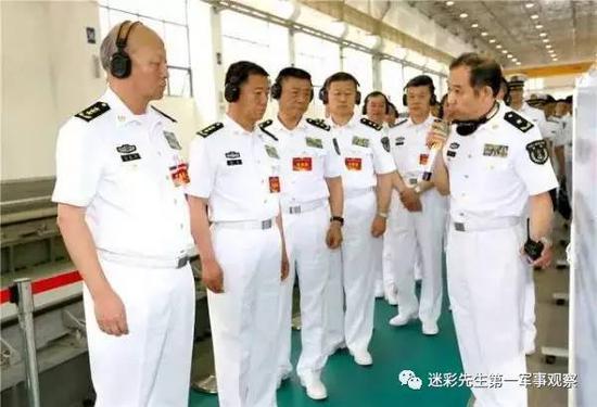 中国科学院院士马伟明为海军司令高级官员介绍航母弹射相关技术