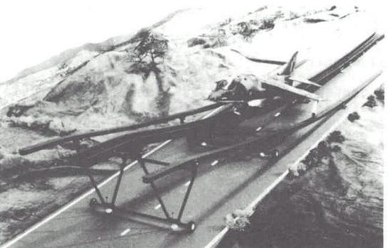 图片:一架“海鹞”FRS MK1战斗机在陆上跃升滑轨上进行试验,可见根据“鹞”独特的起落架形式焊接了3根滑轨。