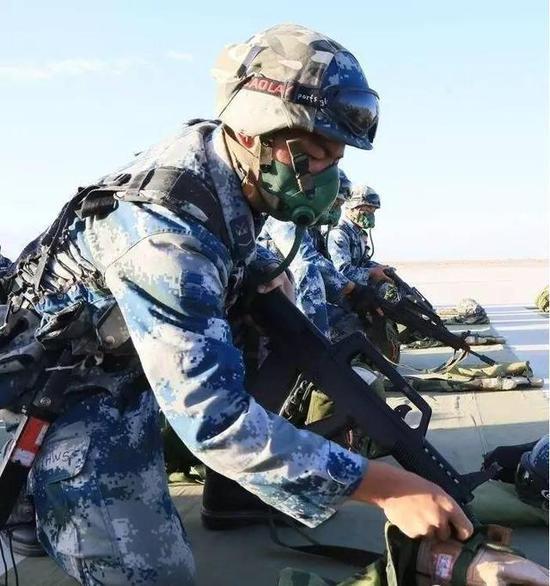 由于5000米以上高原空气稀薄,所有实施高原空降的官兵均佩戴了高空供氧设备。