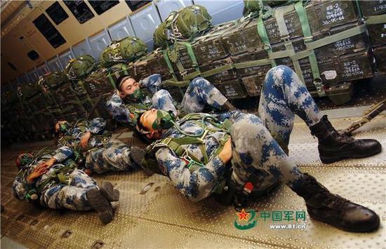 连续高强度工作四个小时,空投人员抓紧间隙时间就地休息,保存体力。