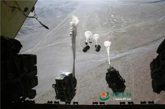 位于青海省的空降兵高原训练基地,海拔5000米,大型运输机连件空投。