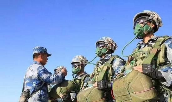 空降兵某机械化团在青藏高原腹地进行跳伞训练。训练中,他们采取武装伞降的方式,多机编队跟进空降。