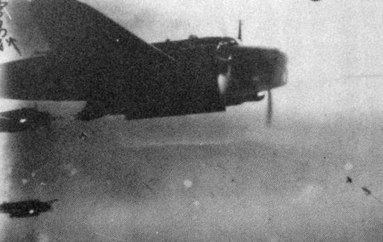 图片:日本伊式重爆轰炸机上所拍的兰州空战历史照片,右侧箭头所指的黑点是一架中国空军伊-15双翼战斗机。