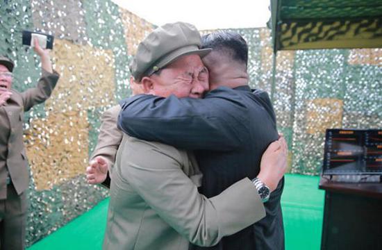 舞水端试射成功,专家喜极而泣拥抱金正恩