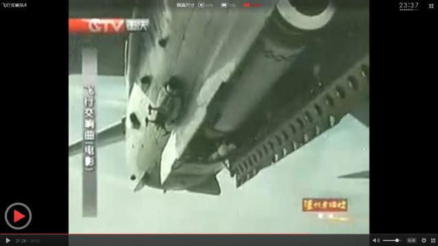 图片:《飞行交响乐》中强-5打开弹舱准备投掷氢弹的镜头。实际上这是一架普通的强-5,而非真实的强-5甲氢弹载机。强-5甲取消了弹舱结构,而采用半埋式结构。