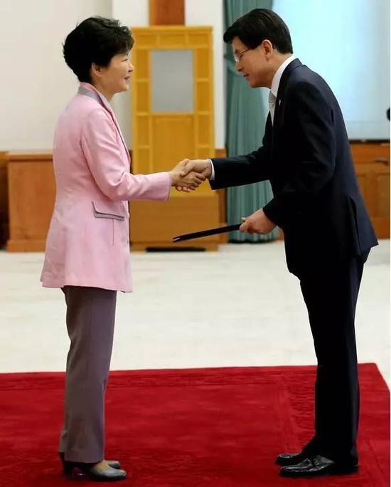 安熙正是忠清南道知事(相当于中国的省长),与文在寅同属在野的共同民主党。
