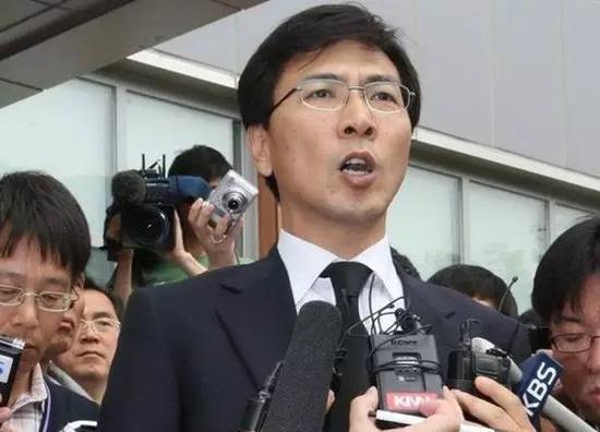 但若文在寅和安熙正都参加大选的话,势必会分散共同民主党的选票。