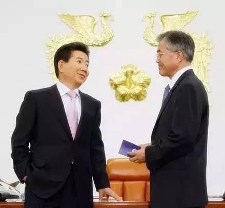 文在寅参加过2012年的总统大选,最终以微弱的劣势输给了朴槿惠。