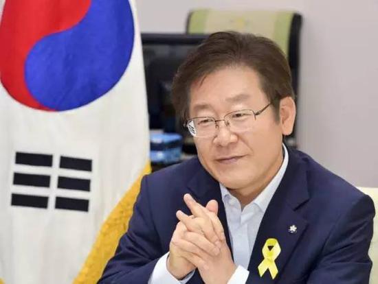 安哲秀博士毕业于首尔大学医学院,后转行成为韩国第一代风险企业家,创办了韩国首家从事杀毒软件开发的企业。