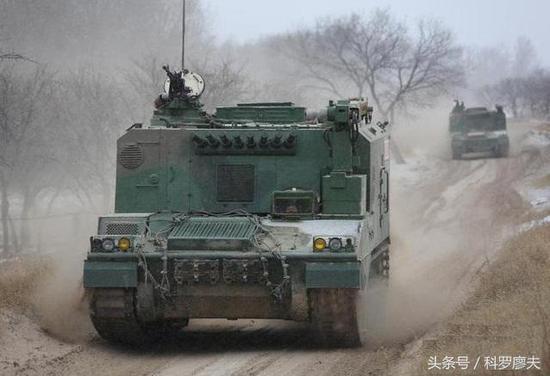 上图为我军自用的05式自行加榴炮的弹药补给车,下图为PLZ-45榴弹炮的补给车,均采用后部输弹方式。