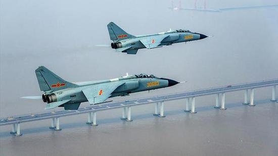 图:执行空中巡逻任务的歼轰7
