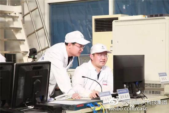 4月12日19时04分,我国实践十三号卫星在西昌卫星发射中心由长征三号乙运载火箭成功发射。这是中国航天科技集团的科研团队。